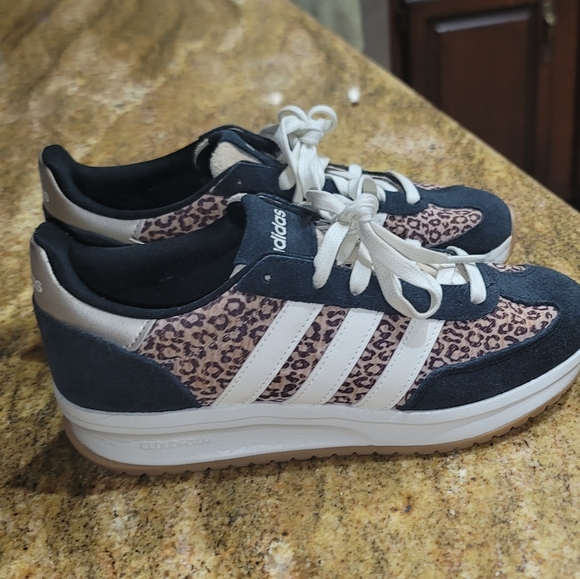 Adidas Women's Farm Run 70s 2.0 Sneaker in Magic Beige/Off White/Blk Colorway - Picture 3 of 7